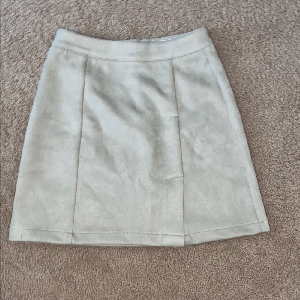 Cream Colored Satin Skirt Size 0✨✨